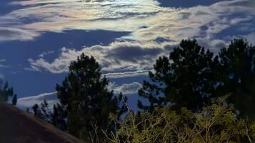 Cielo nocturno con luna y nubes visibles.