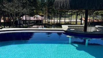 2 outdoor pools, pool loungers