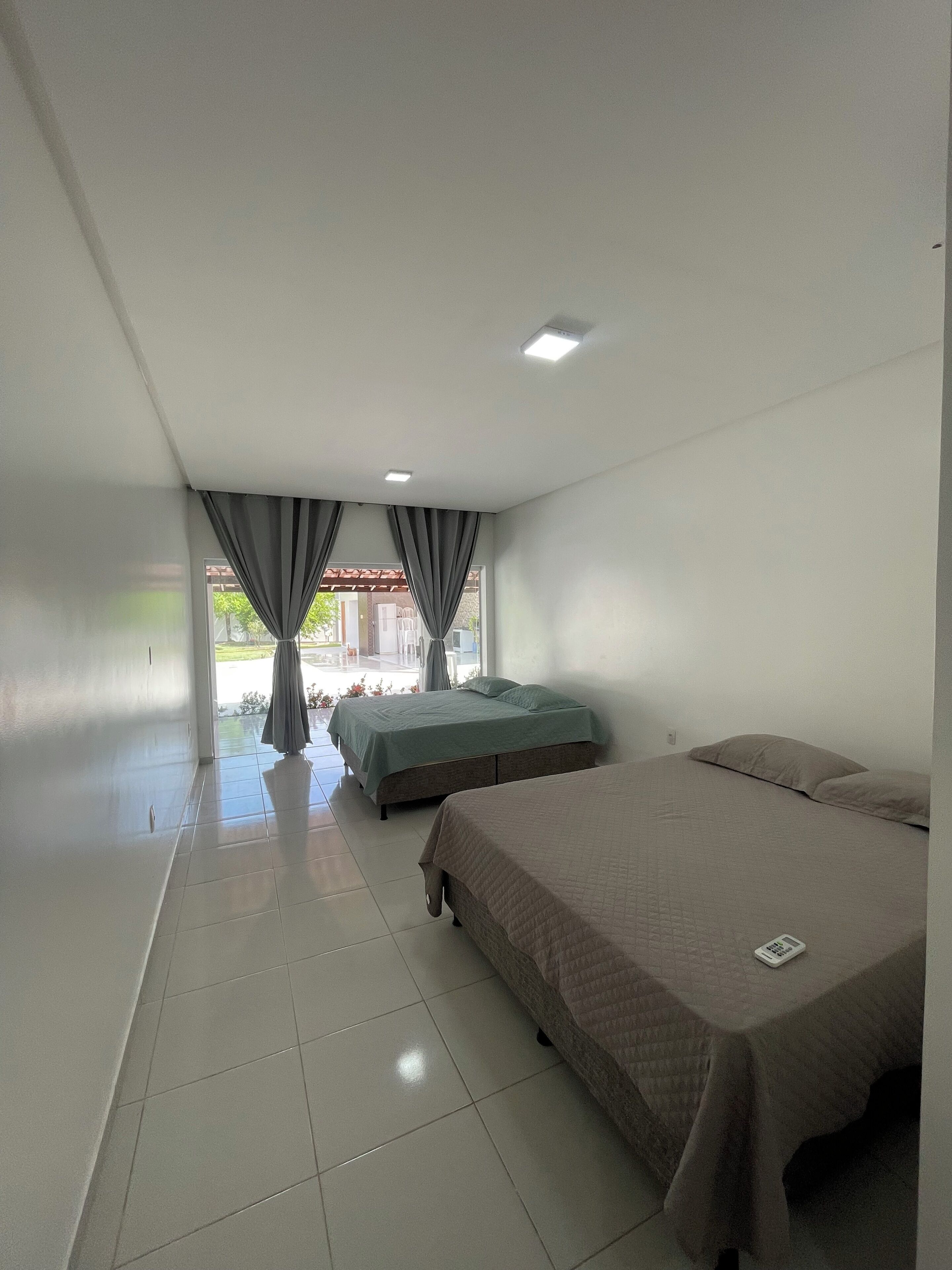 Silitysrauta/-lauta, Wi-Fi, vuodevaatteet