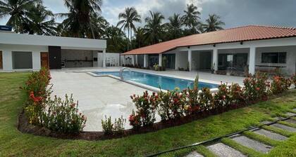 Spacious house in Jequiá da Praia, riverside.