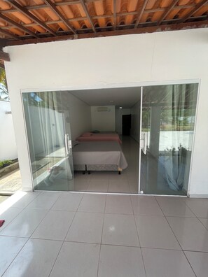 Silitysrauta/-lauta, Wi-Fi, vuodevaatteet