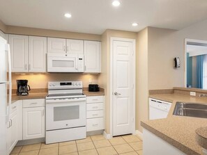 Microwave, oven, stovetop, dishwasher - 2-bedroom hotel suites in tranquil Kissimmee with AC comfort (Kissimmee)