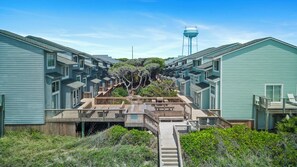 Terrace/patio - Oceanside 3BR Condo, Pool + Deck & Easy Beach Access (Pine Knoll Shores)