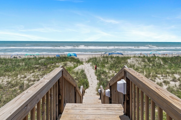 Beach - Oceanside 3BR Condo, Pool + Deck & Easy Beach Access (Pine Knoll Shores)