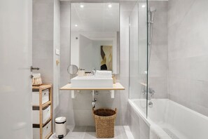 Shower, hair dryer, towels, soap - Luxury 3BR Apartment with Private Terrace (Estepona)