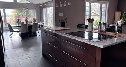 TrĂšs spacieuse et magnifique maison de campagne au bord de l'eau