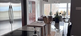 TrĂšs spacieuse et magnifique maison de campagne au bord de l'eau