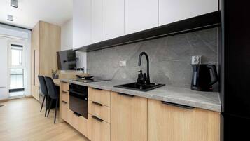 Kjøleskap, mikrobølgeovn, ovn og kokeplater