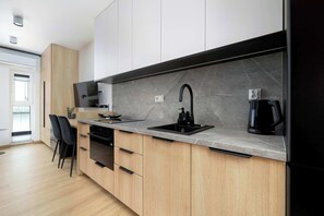 Kühlschrank, Mikrowelle, Ofen, Herdplatte