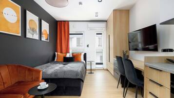 Skrivebord, strykejern/-brett, reiseseng for barn og wi-fi