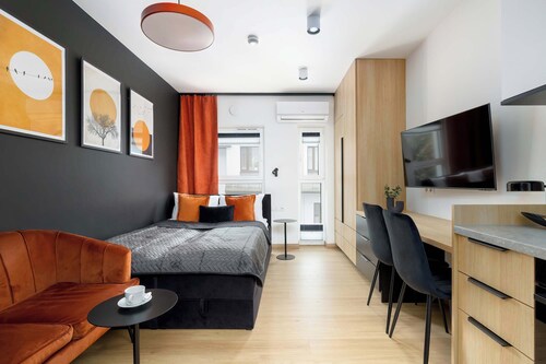 Leszka Czarnego 15 Rzeszów | Klimatisiertes Studio mit Parkplatz und Schreibtisch