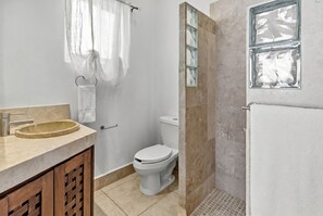 Bathroom - Four bedroom, ocean front, Vivo Resorts, Palmarito (Bajos de Chila)