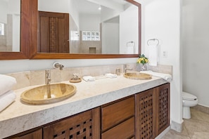 Bathroom - Four bedroom, ocean front, Vivo Resorts, Palmarito (Bajos de Chila)