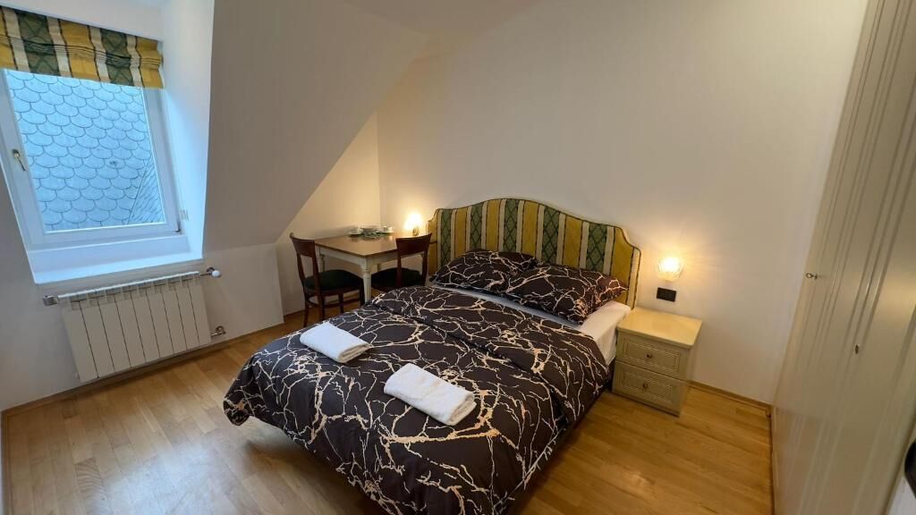 Kahden hengen classic-huone, 1 parisänky | Työpöytä, kannettavalle tietokoneelle sopiva työtila