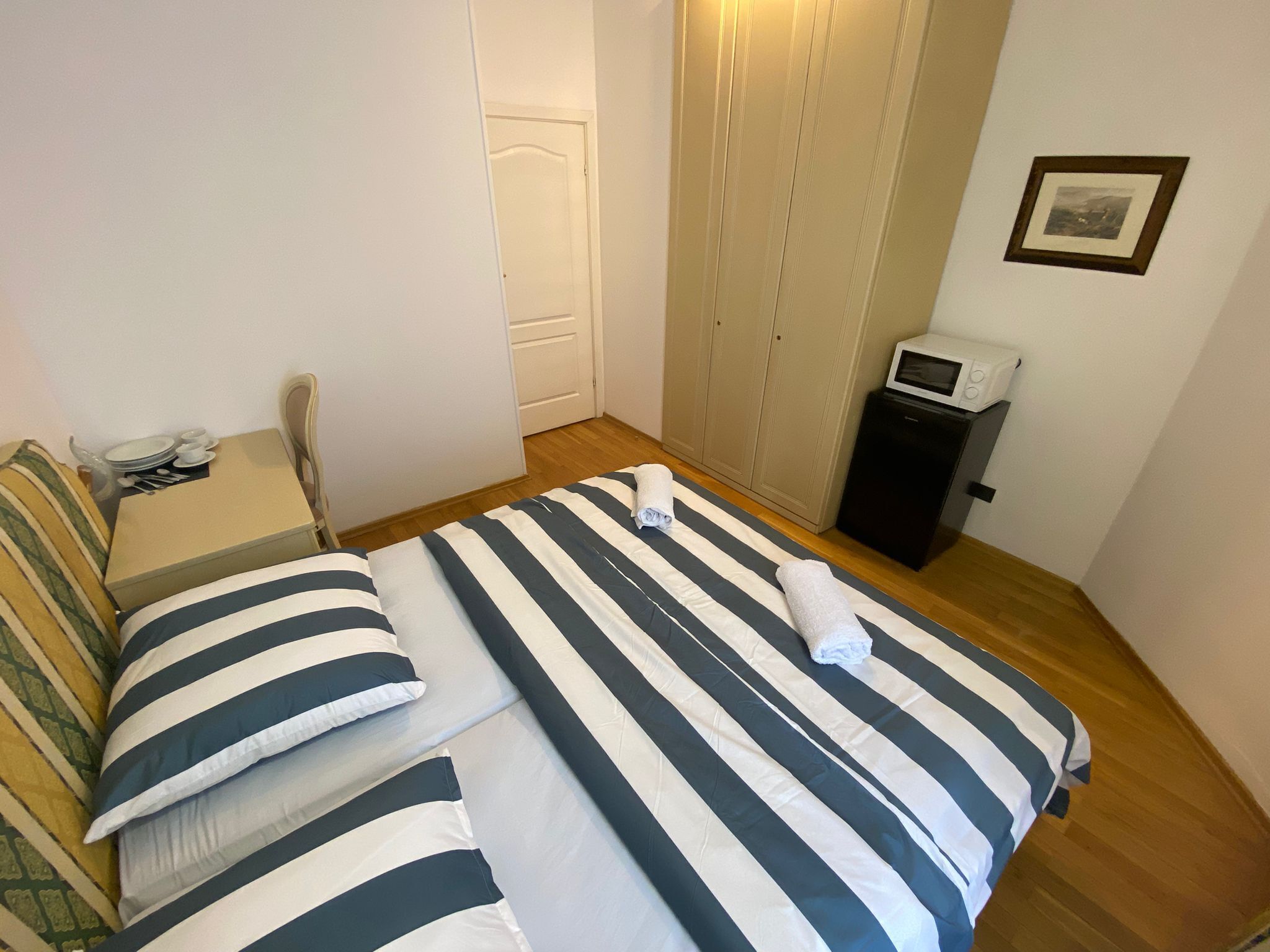 Kahden hengen classic-huone, 1 parisänky | Työpöytä, kannettavalle tietokoneelle sopiva työtila