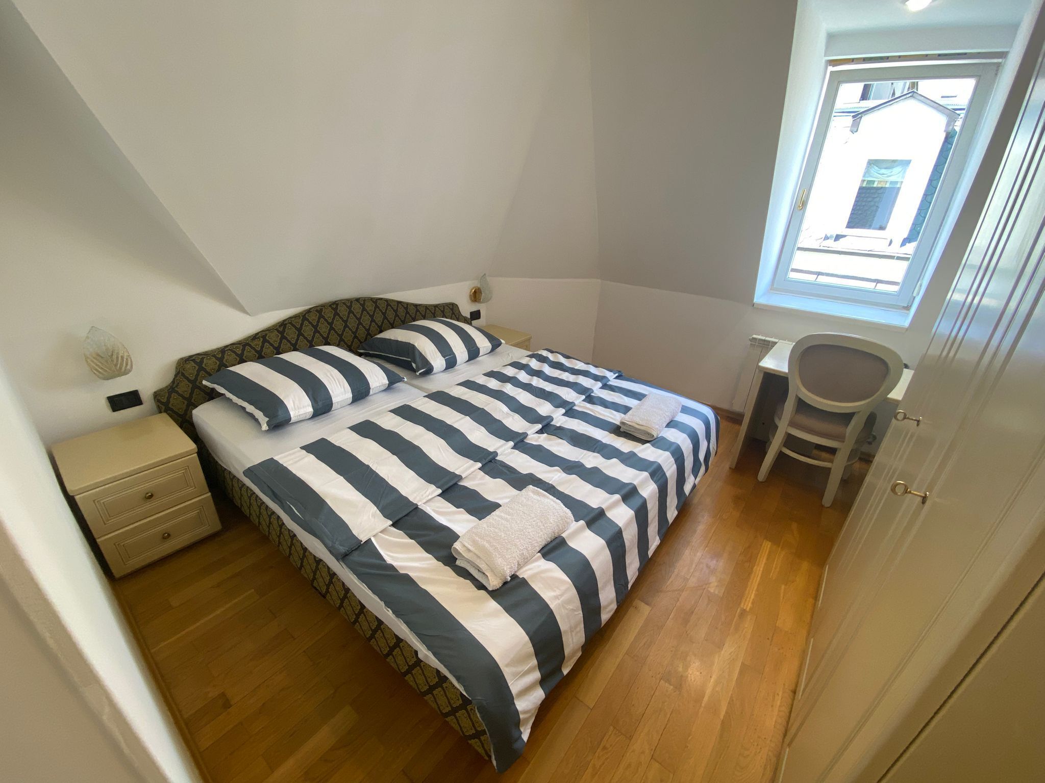 Kahden hengen classic-huone, 1 parisänky | Työpöytä, kannettavalle tietokoneelle sopiva työtila