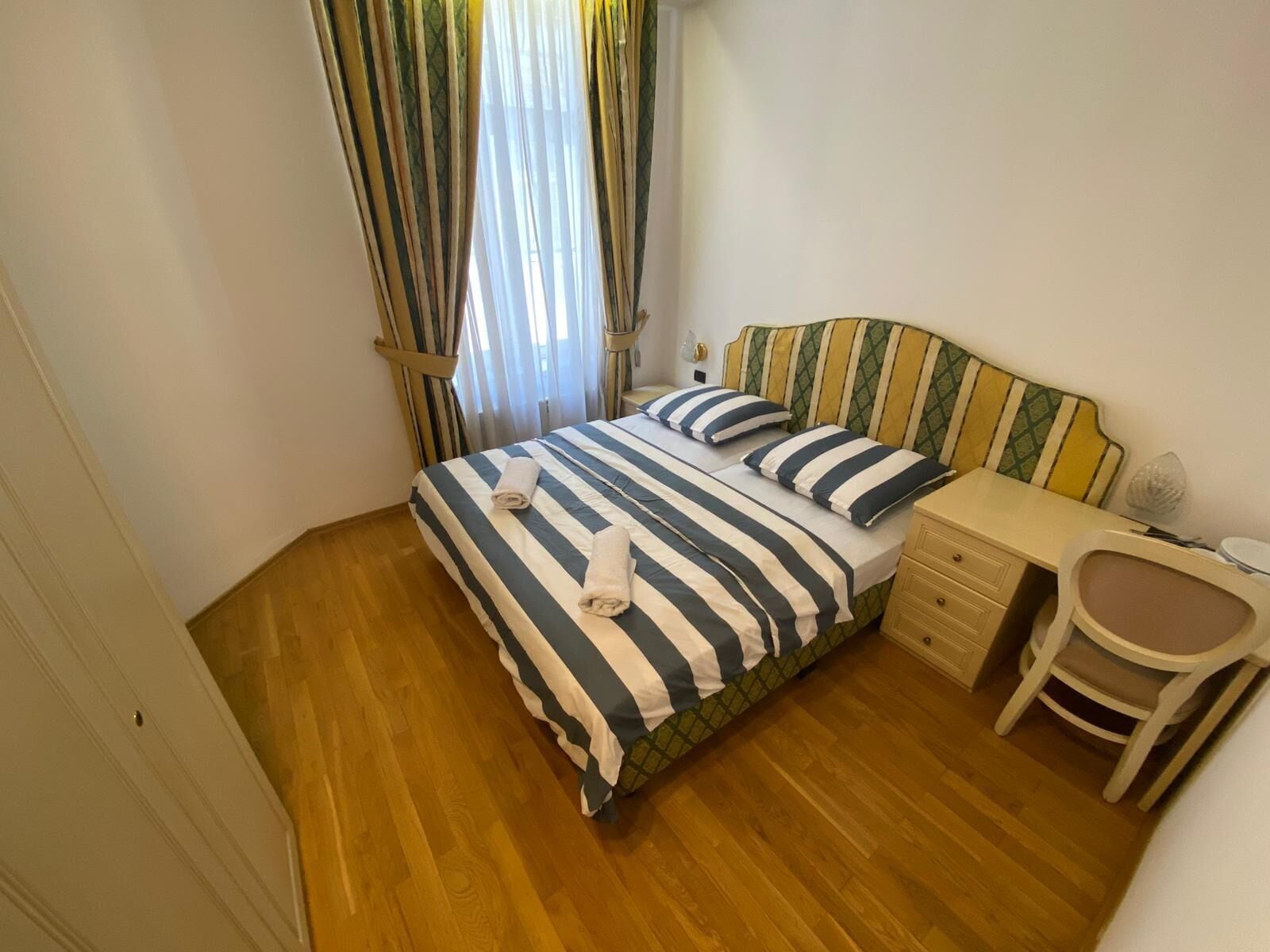 Kahden hengen classic-huone, 1 parisänky | Työpöytä, kannettavalle tietokoneelle sopiva työtila