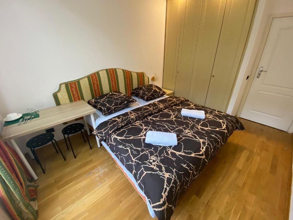 Kahden hengen classic-huone, 1 parisänky | Työpöytä, kannettavalle tietokoneelle sopiva työtila