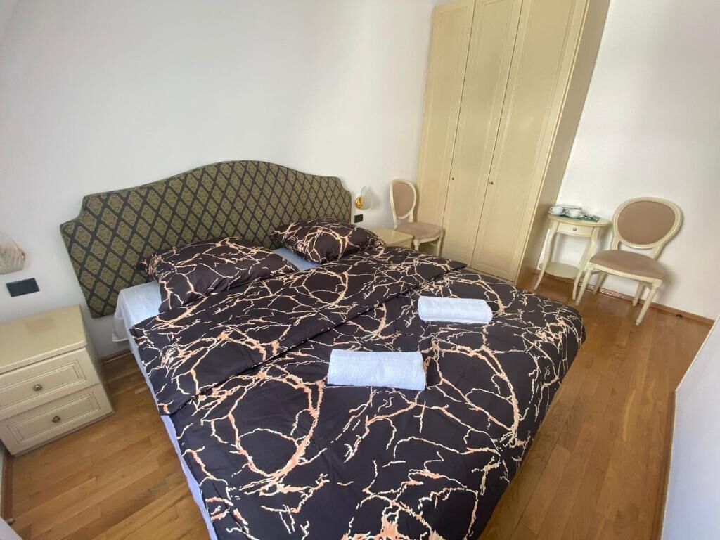 Kahden hengen classic-huone, 1 parisänky | Työpöytä, kannettavalle tietokoneelle sopiva työtila