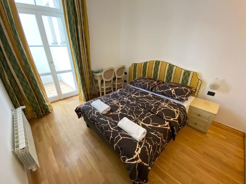 Kahden hengen classic-huone, 1 parisänky | Työpöytä, kannettavalle tietokoneelle sopiva työtila