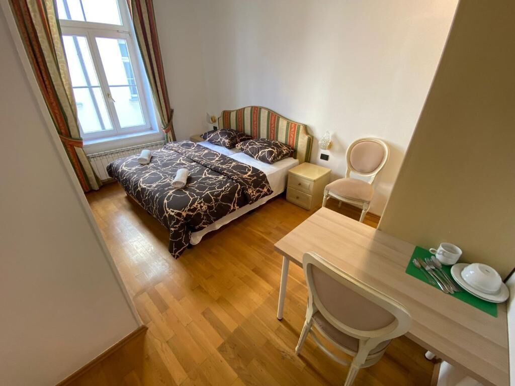 Kahden hengen classic-huone, 1 parisänky | Työpöytä, kannettavalle tietokoneelle sopiva työtila