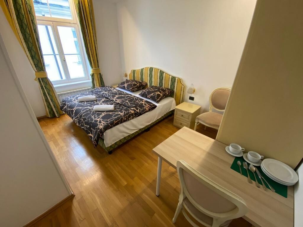 Kahden hengen classic-huone, 1 parisänky | Työpöytä, kannettavalle tietokoneelle sopiva työtila