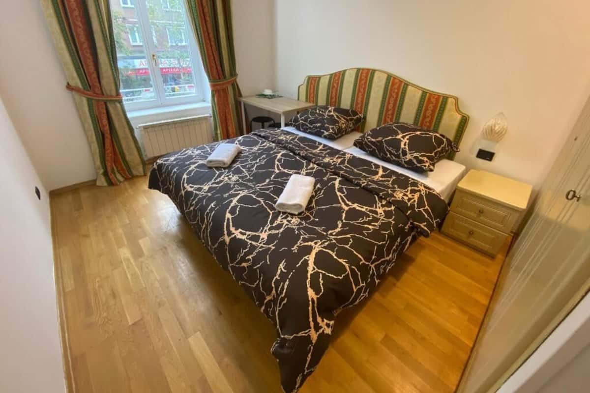 Kahden hengen classic-huone, 1 parisänky | Työpöytä, kannettavalle tietokoneelle sopiva työtila