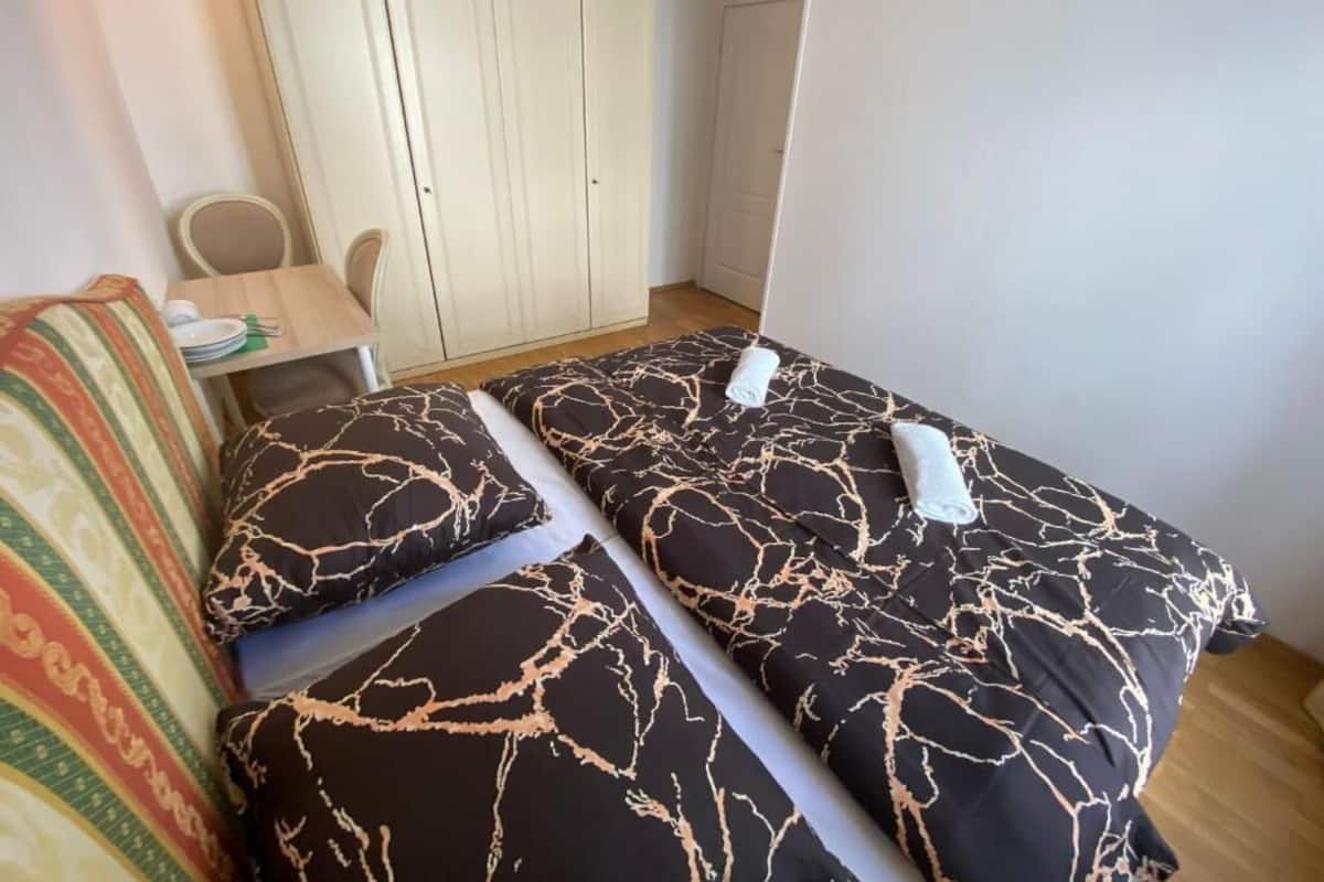 Kahden hengen classic-huone, 1 parisänky | Työpöytä, kannettavalle tietokoneelle sopiva työtila