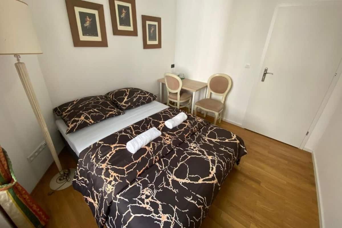 Classic Double Room, 1 Double Bed | Desk, laptop workspace, soundproofing, iron/ironing board