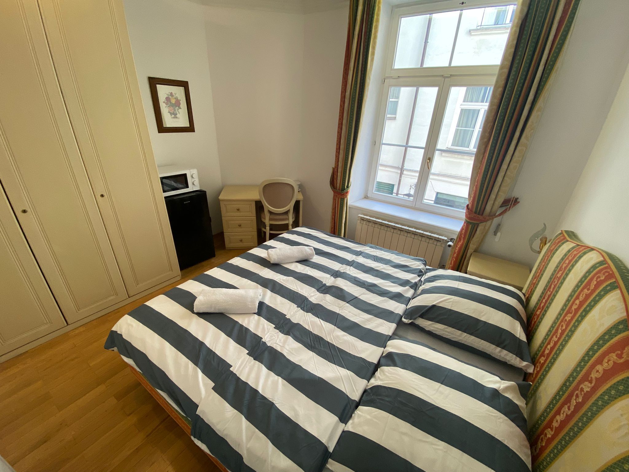 Kahden hengen classic-huone, 1 parisänky | Työpöytä, kannettavalle tietokoneelle sopiva työtila