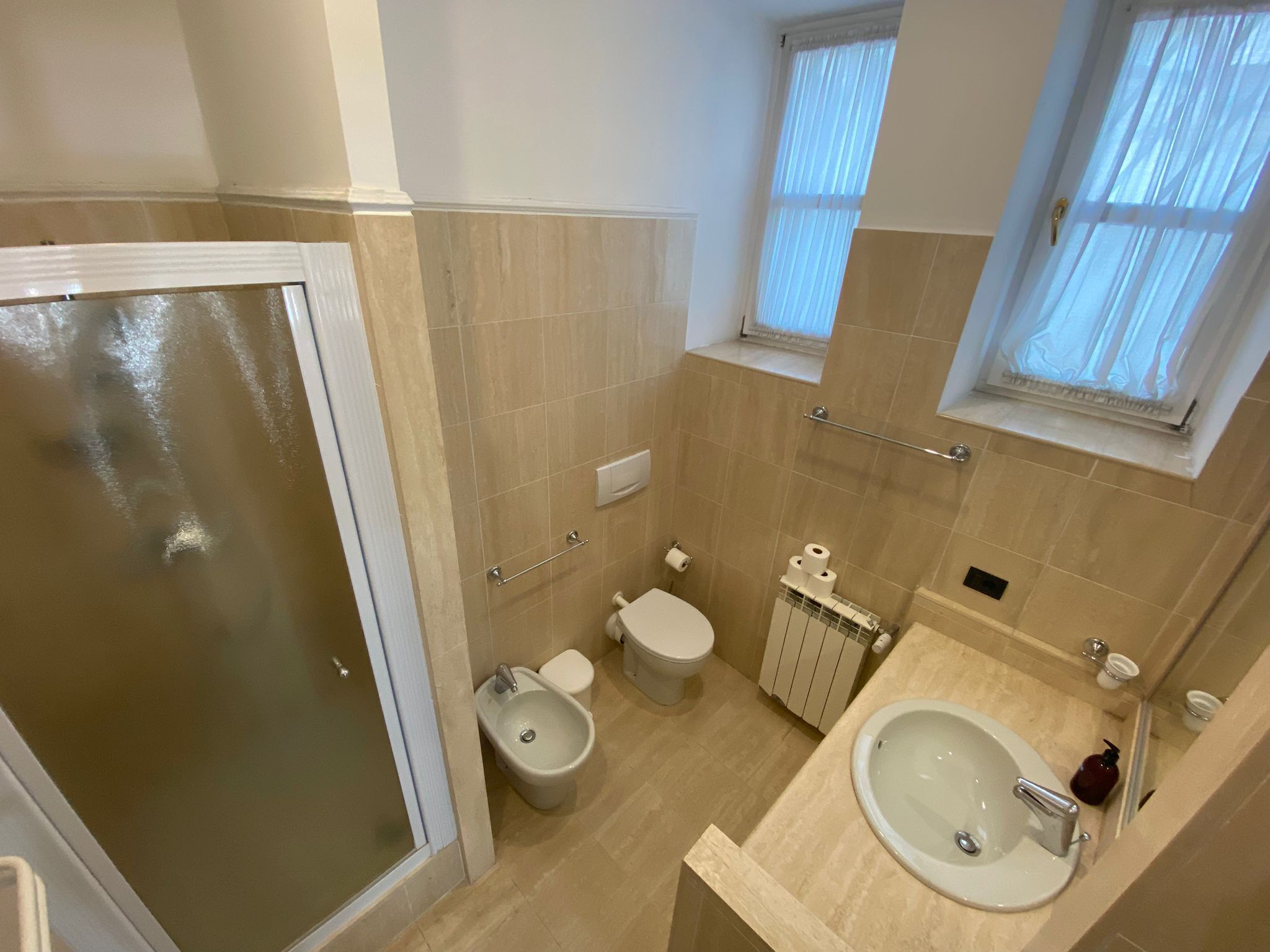 Secador de pelo, toallas, jabón y papel higiénico