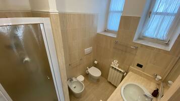 Hiustenkuivaaja, pyyhkeet, saippua, vessapaperi