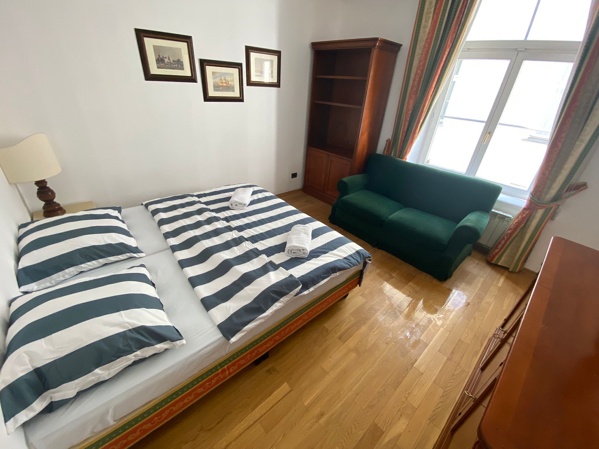 Kahden hengen classic-huone, 1 parisänky | Työpöytä, kannettavalle tietokoneelle sopiva työtila