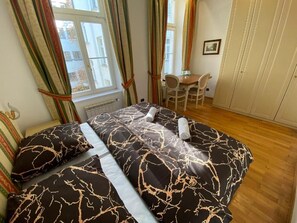 Quarto casal clássico, 1 cama de casal | Escrivaninha, espaço de trabalho para notebook