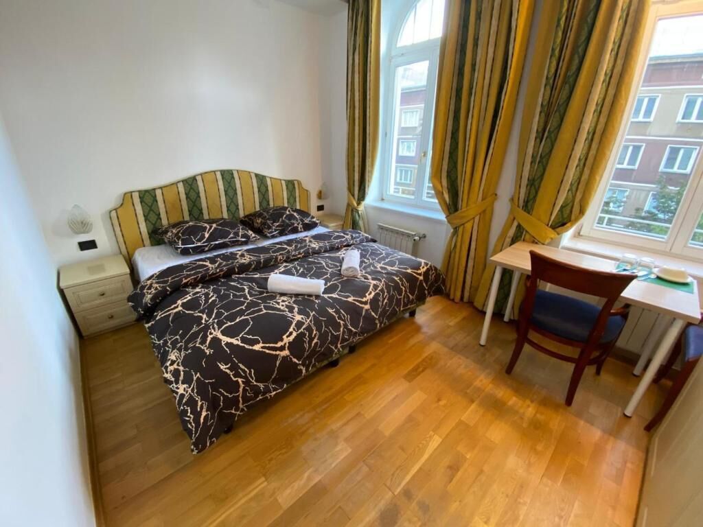 Kahden hengen classic-huone, 1 parisänky | Työpöytä, kannettavalle tietokoneelle sopiva työtila