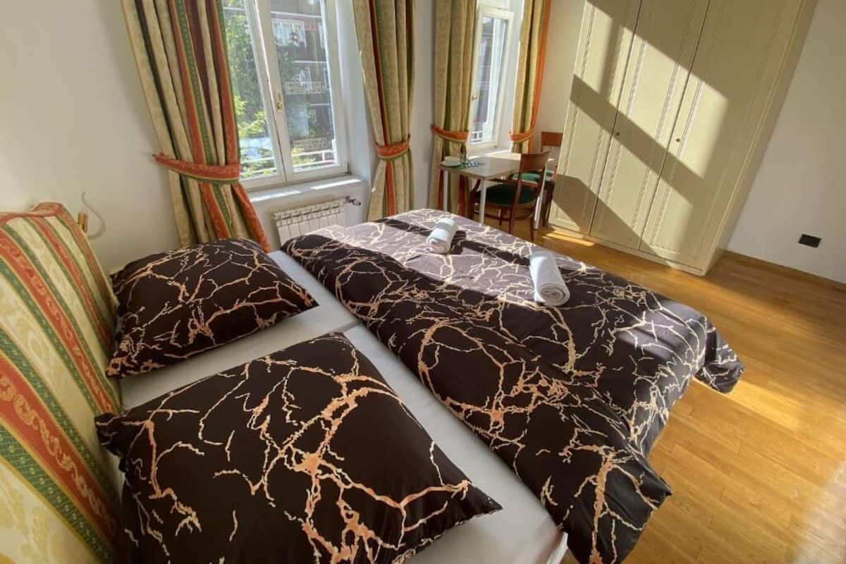 Kahden hengen classic-huone, 1 parisänky | Työpöytä, kannettavalle tietokoneelle sopiva työtila