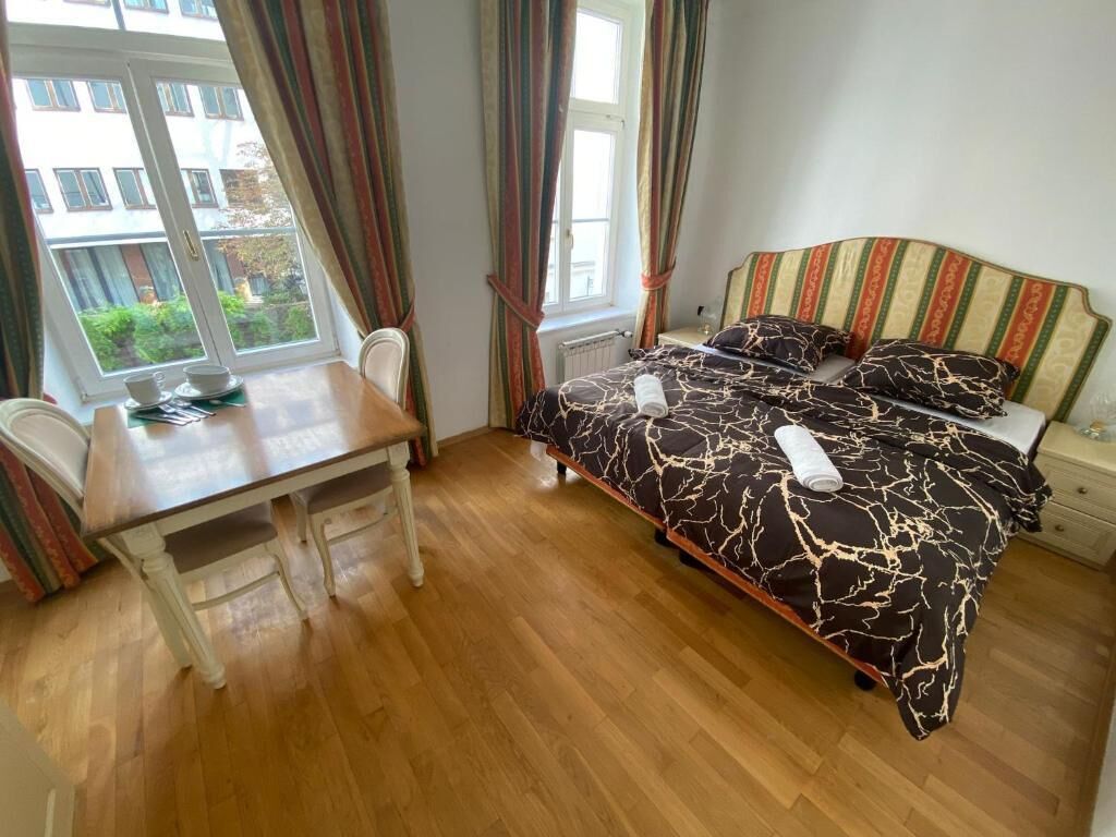 Kahden hengen classic-huone, 1 parisänky | Työpöytä, kannettavalle tietokoneelle sopiva työtila