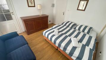 Kahden hengen classic-huone, 1 parisänky | Työpöytä, kannettavalle tietokoneelle sopiva työtila