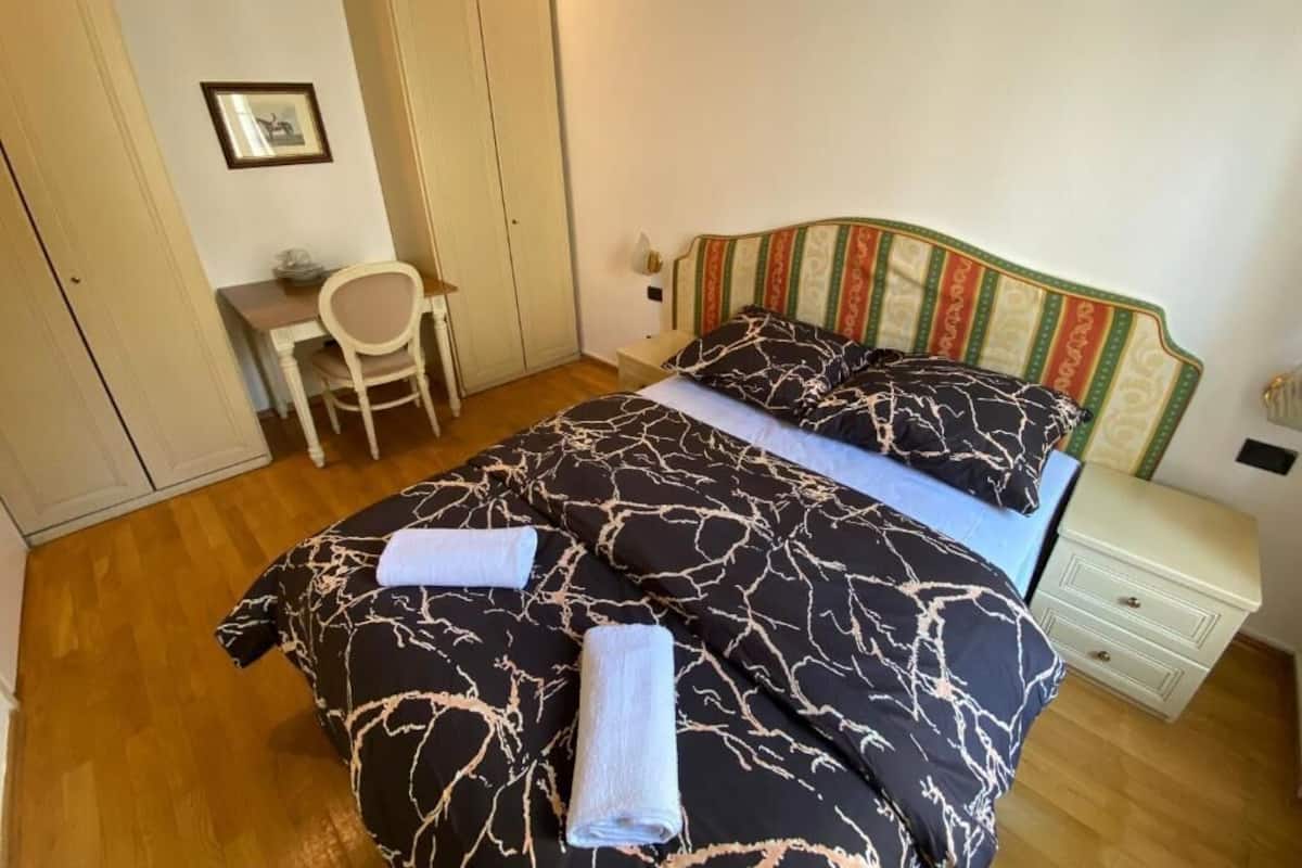 Kahden hengen classic-huone, 1 parisänky | Työpöytä, kannettavalle tietokoneelle sopiva työtila