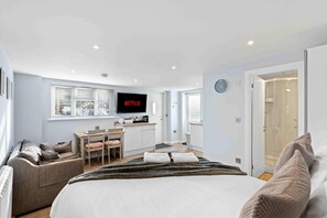 Internet, bed sheets - The Patch with free parking | By My Getaways (Brighton)