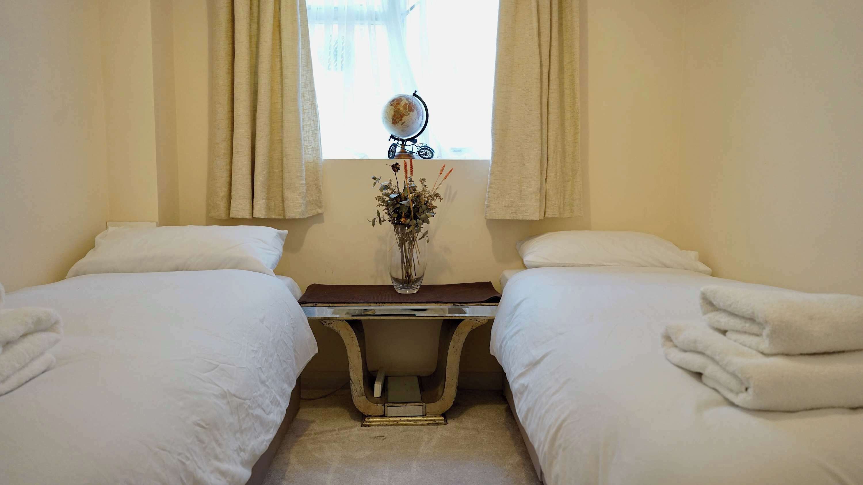 Tabla de planchar con plancha, internet y ropa de cama 