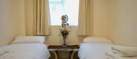 Tabla de planchar con plancha, internet y ropa de cama