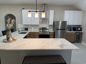 Fridge, microwave, oven, stovetop - Country charm but close to everything (Conroe)