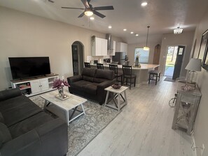 Smart TV - Country charm but close to everything (Conroe)