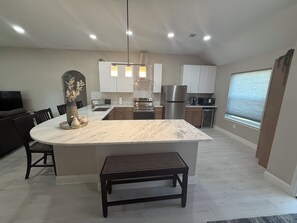 Fridge, microwave, oven, stovetop - Country charm but close to everything (Conroe)