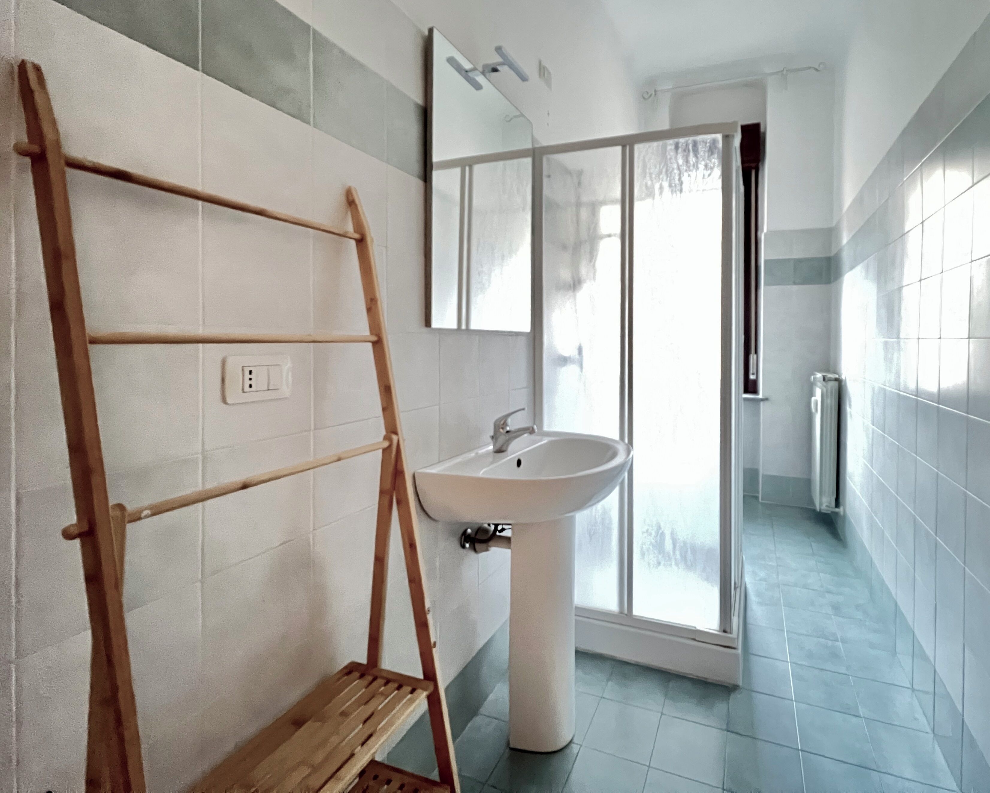 Sèche-cheveux, serviettes fournies, savon, shampoing