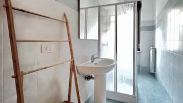 SĂšche-cheveux, serviettes fournies, savon, shampoing