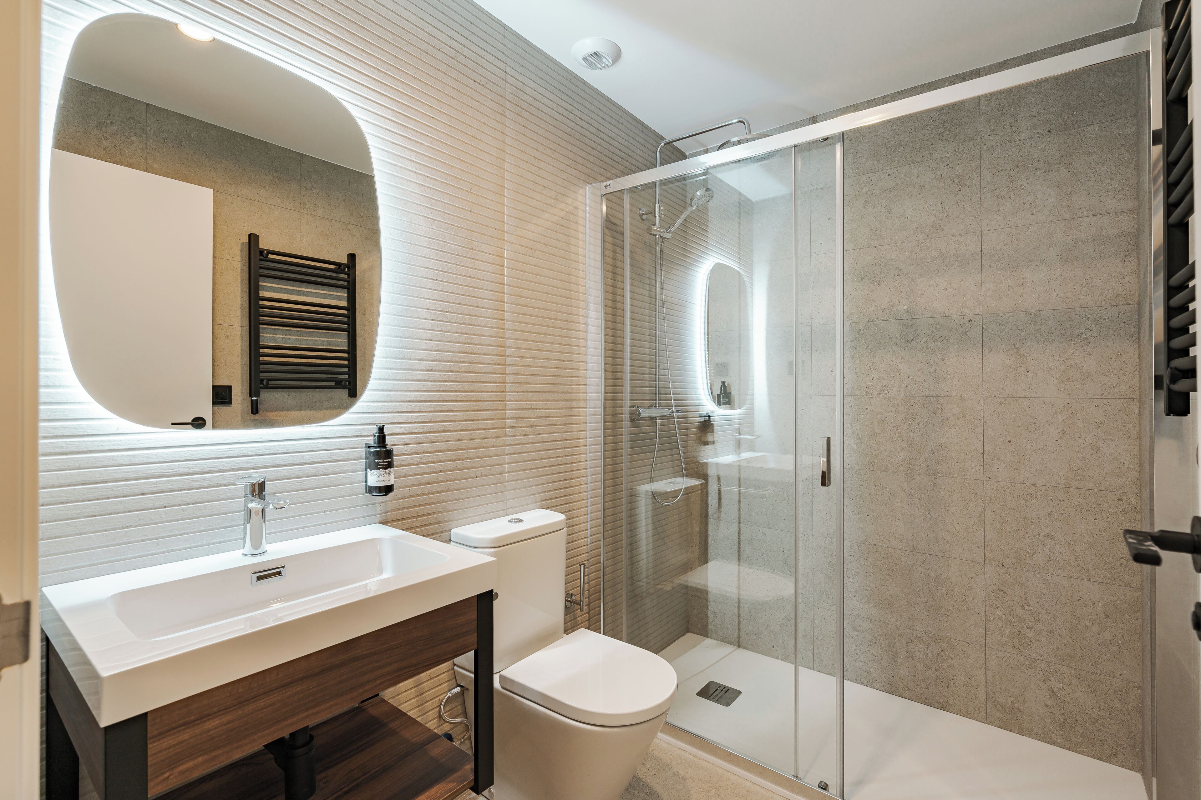 Deluxe Apartment | Bathroom | Shower, hair dryer, towels, soap