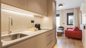 Basic Apartment, Patio | Private kitchen | Fridge, microwave, oven, dishwasher