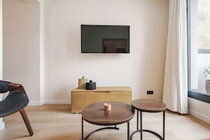 Apartamento standard, sacada | Área de estar | Smart TV